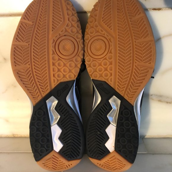 LIKE NEW ASICS VOLLEYBALL SHOES - Picture 3 of 7